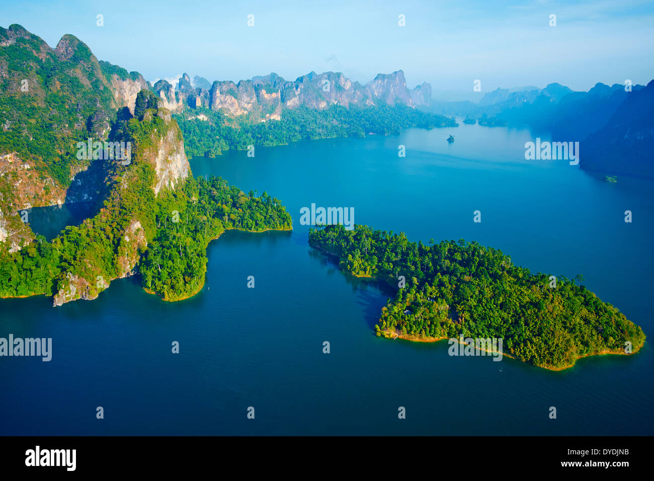 Thailandia, Surat Thani provincia, Khao Sok national park, Cheow lago Lan Foto Stock