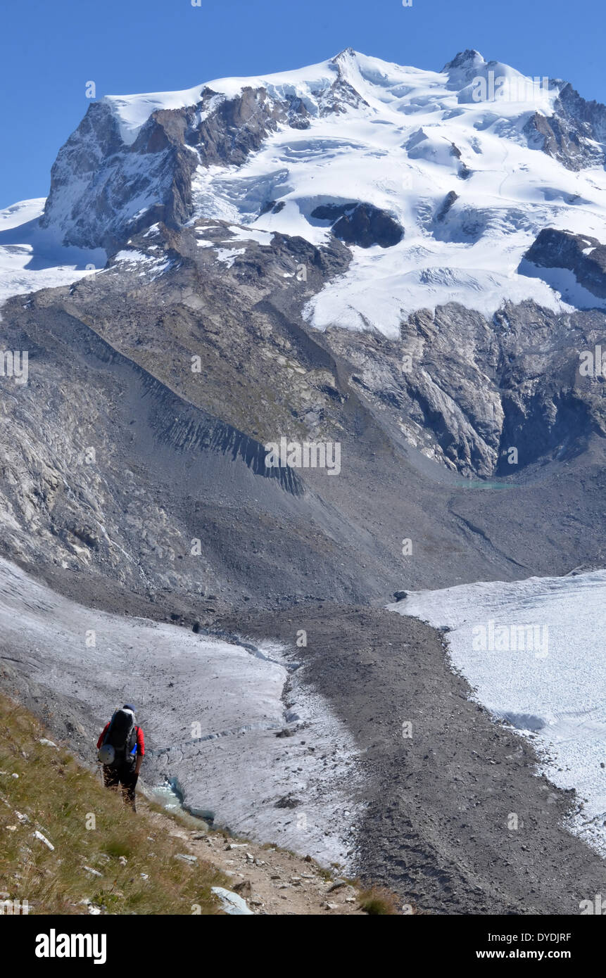 Svizzera Europa Svizzera Vallese Wallis alpi montagne alpine picchi Europa sport natura ghiaccio estate sul ghiacciaio Zermatt rocce m Foto Stock