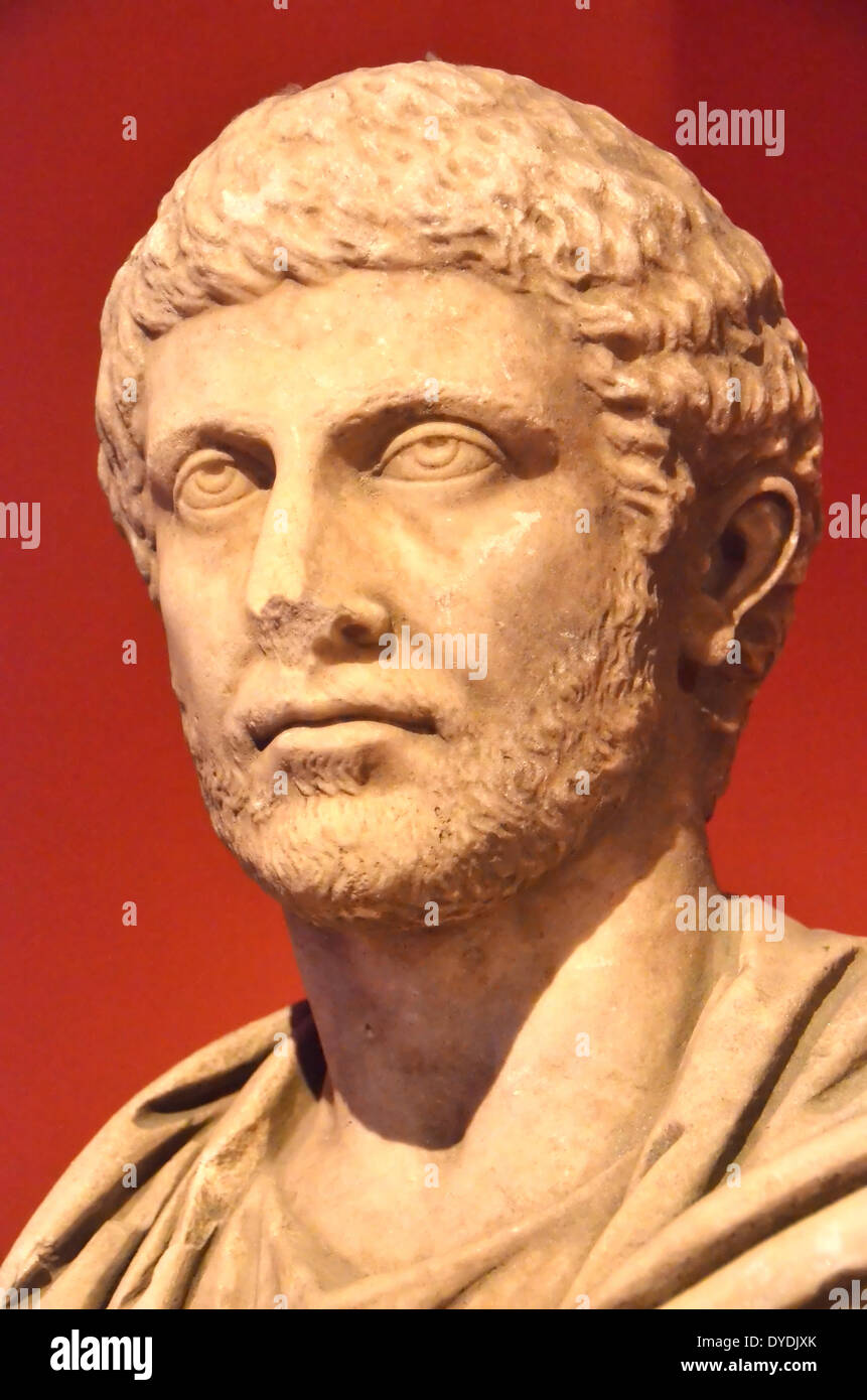Italia Europa scultura romana pietra di marmo artigianale di specialità antica Roma busto scolpito uomo incappucciato gravi occhi pensierosi barba essere Foto Stock