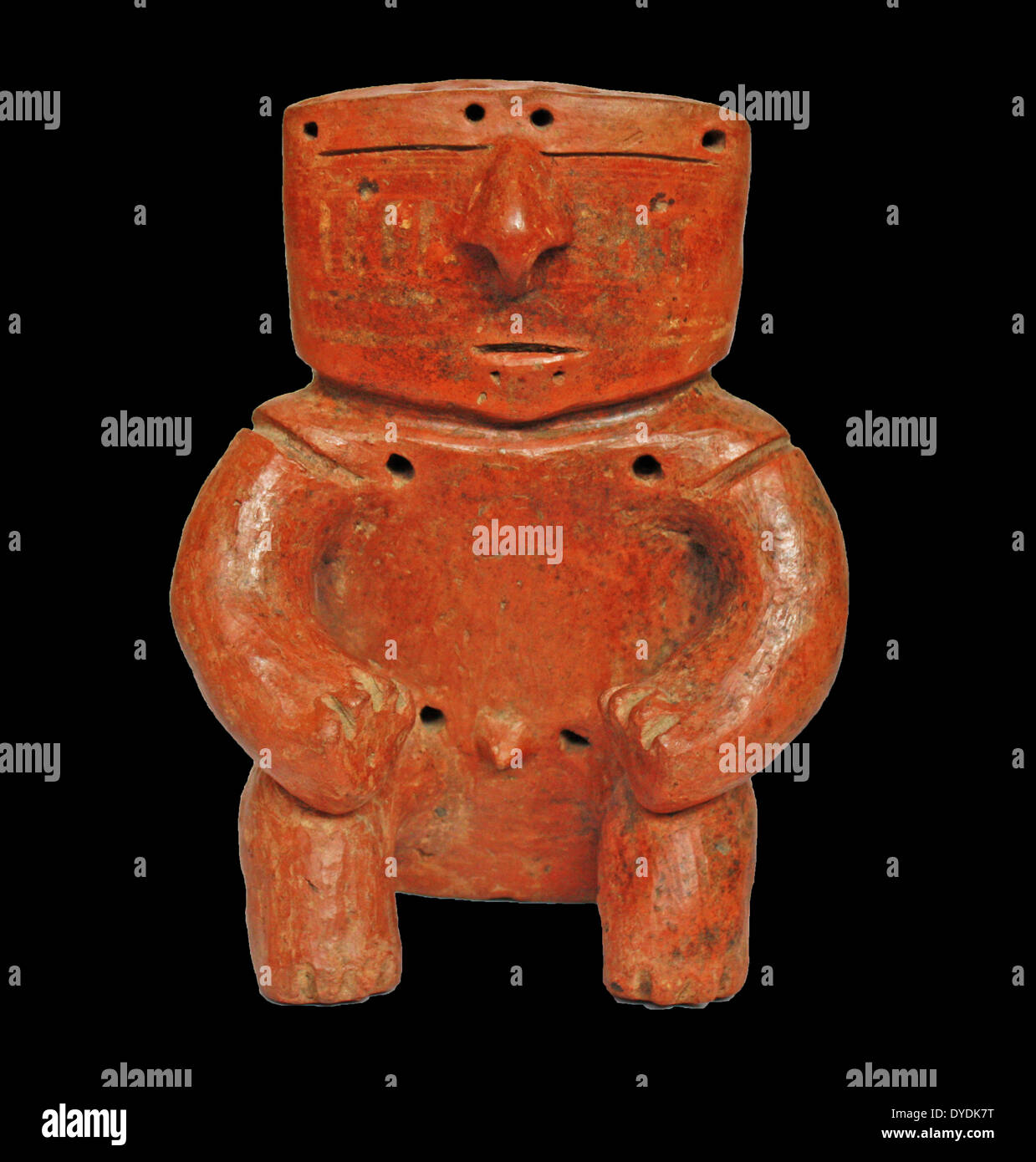 Slab-testa figura da Quimbaya, Colombia, ANNUNCIO 1000. Seduto in ceramica figura con stilizzata, testa rettangolare e le mani sulle ginocchia. Foto Stock