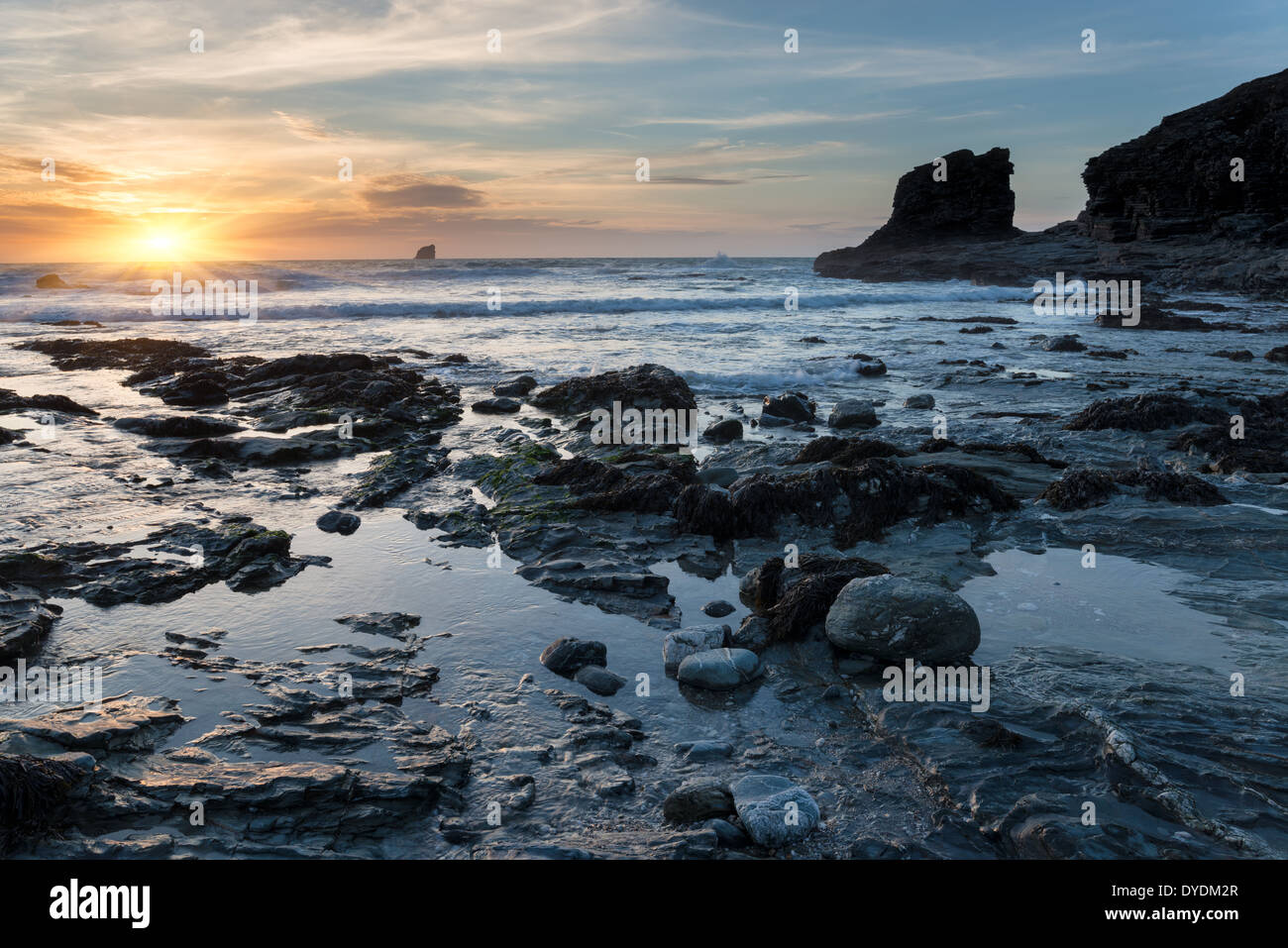 Tramonto a Trevellas Coombe spiaggia di Sant Agnese in Cornovaglia Foto Stock