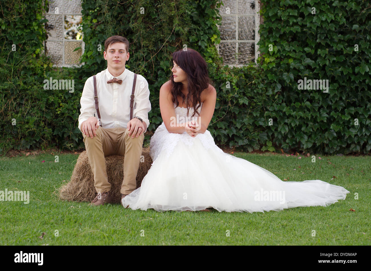 Hillbilly hipster stile vintage sposa e lo sposo al di fuori di una chiesa dopo la cerimonia di nozze Foto Stock