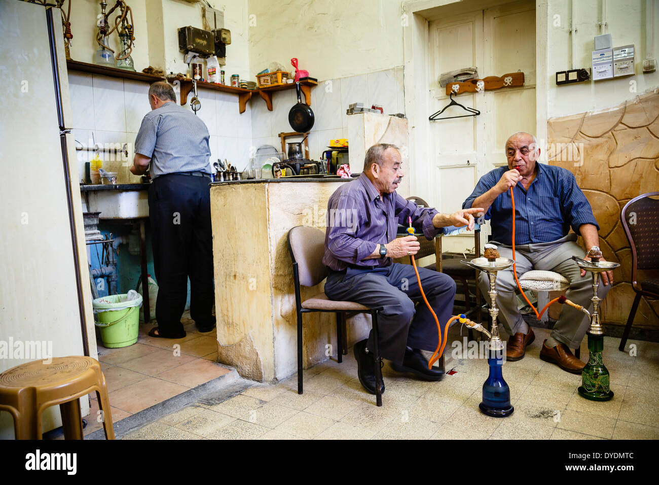 Gli uomini arabi in un caffè tradizionale fumatori tubazione acqua, Nazaret, Bassa Galilea regione, Israele. Foto Stock