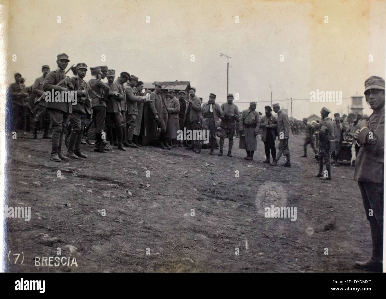Questa immagine è una fotografia relativa a James Faye, un aviatore durante la prima guerra mondiale. Mette in evidenza il ruolo dell'aviazione nel teatro francese delle operazioni durante la guerra, dove piloti come Faye hanno dato un contributo significativo allo sforzo bellico. Foto Stock