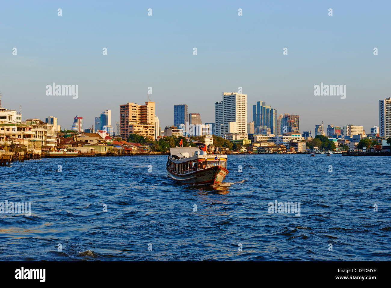 Thailandia, Bangkok, sul fiume Chao Phraya, Chao Phraya Express barca Foto Stock