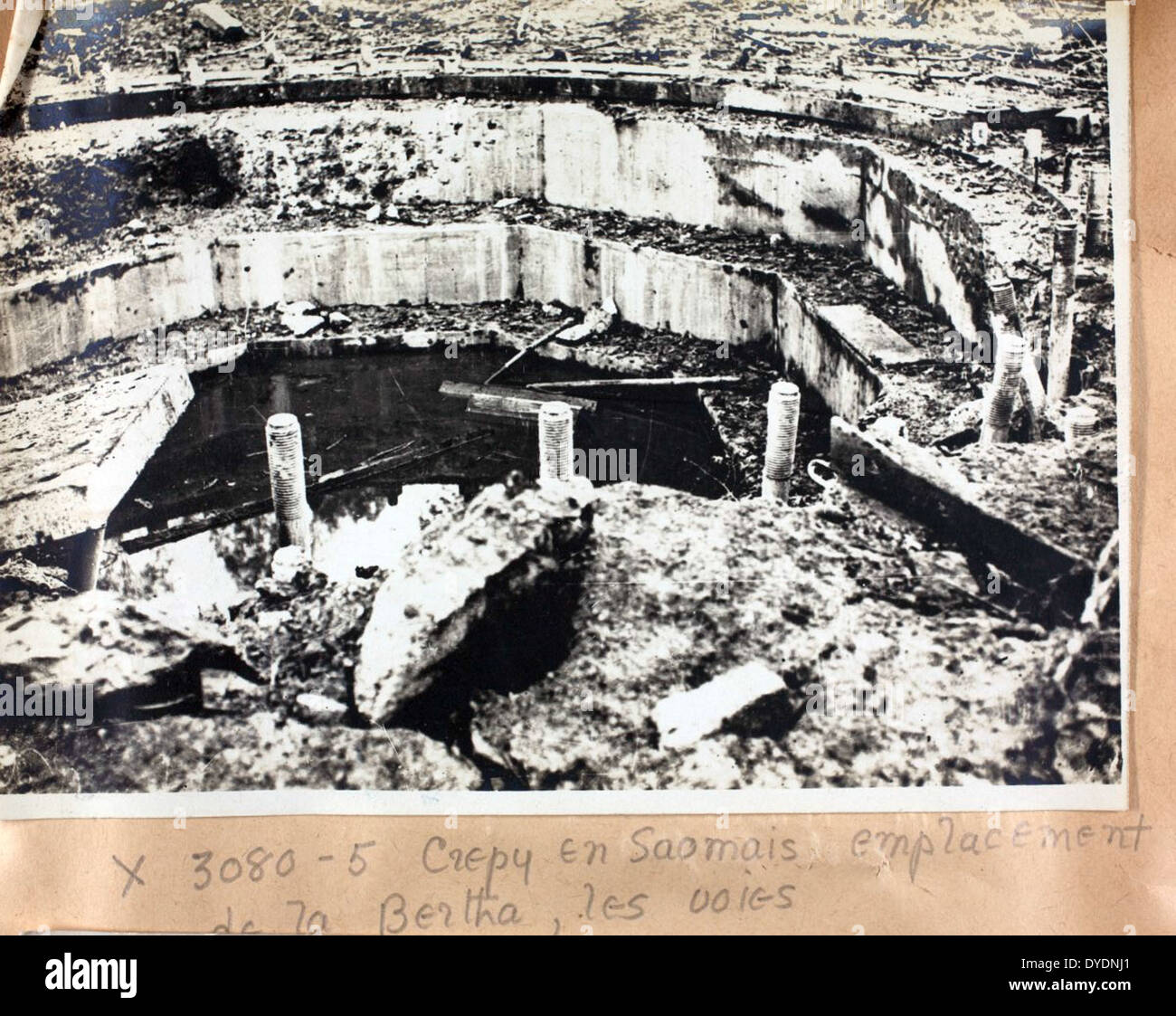 Questa immagine mostra James Faye durante la prima guerra mondiale in Francia, evidenziando il suo ruolo negli sforzi aerei della guerra. Faye fu una figura importante nei primi giorni dell'aviazione militare, contribuendo allo sviluppo delle tattiche aeree durante la guerra. Foto Stock