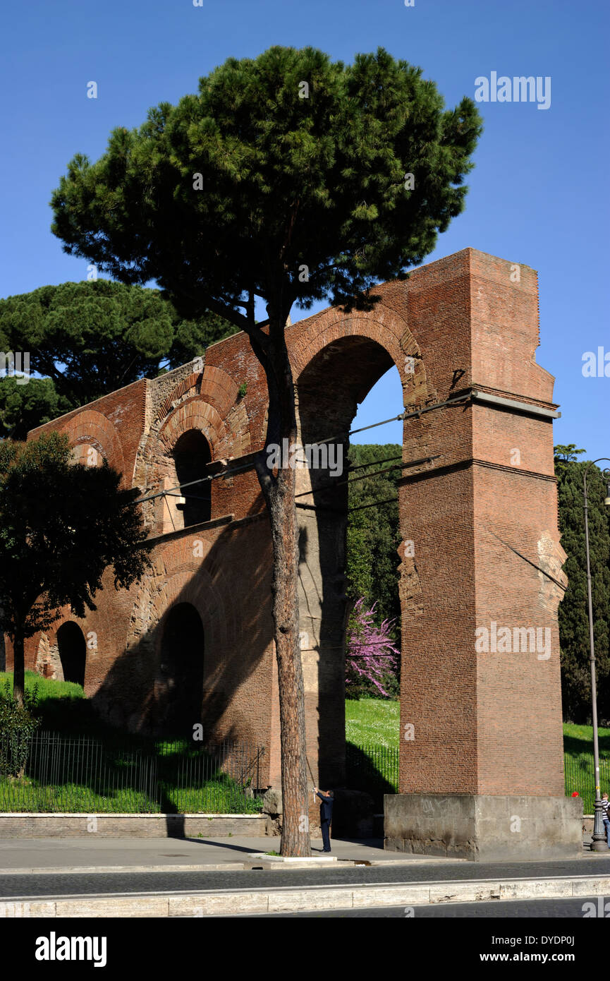 Italia, Roma, acquedotto di Nerone (Aqua Claudia) e Colle Palatino Foto Stock