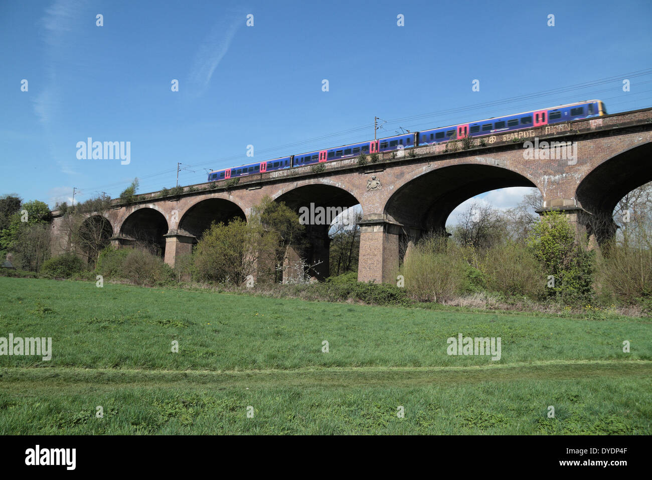 In treno passa sopra il viadotto Wharncliffe (progettata da Joe Walsh) in Hanwell, London, Regno Unito. Foto Stock