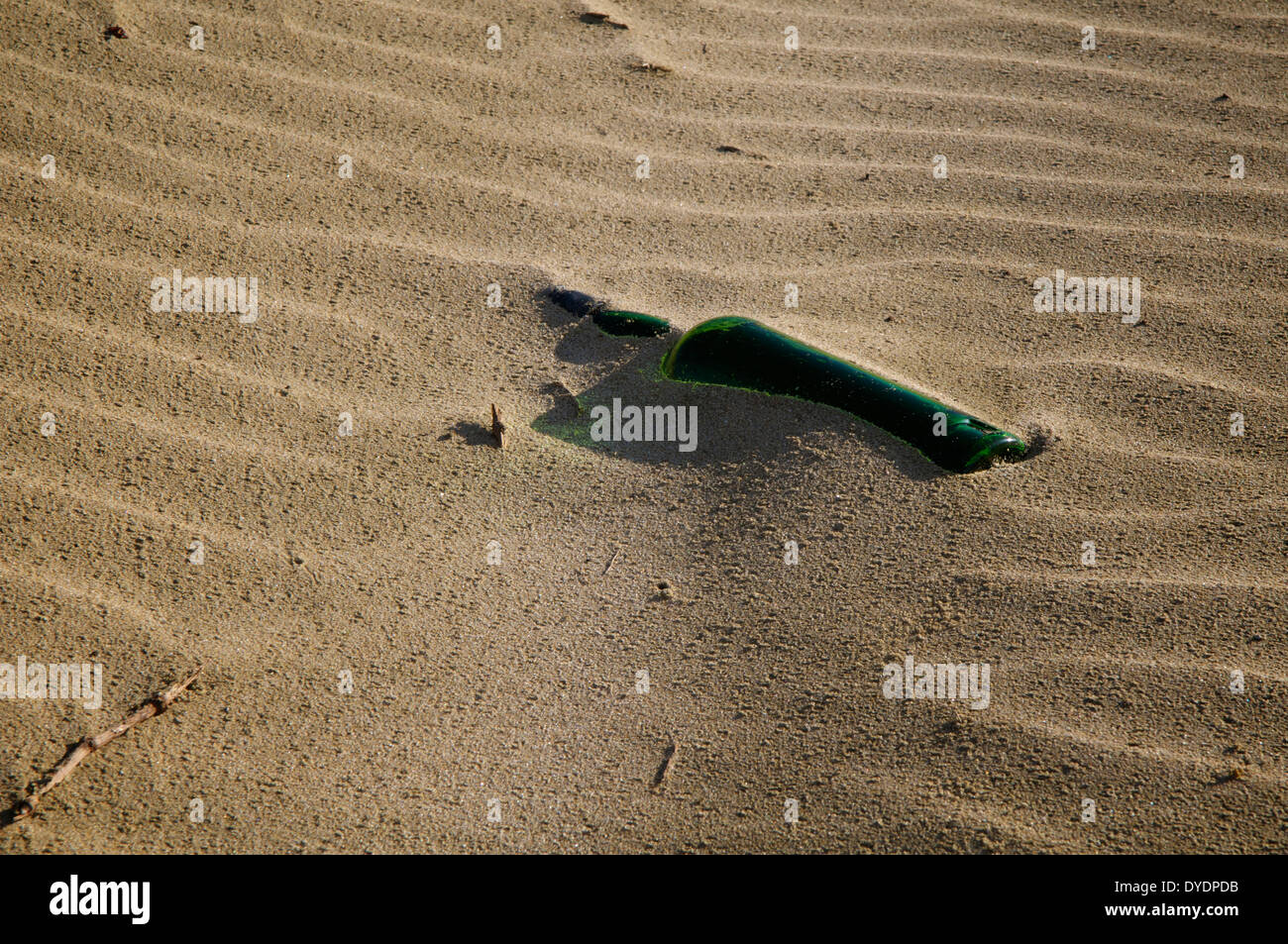 Abbandonata la bottiglia di vino mezzo sepolto nella sabbia a 90 miglia di spiaggia, Whangarei in Nuova Zelanda. Foto Stock