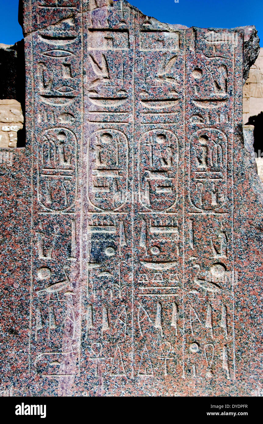 Tempio di Ramses III (1198-1167 A.C. - XX° Dyn.) a Medinet Habu: rilievi sulla statua nel cortile Foto Stock