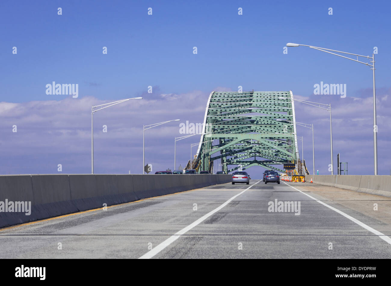 Road Approing Bridge, Drivers Perspective, New Jersey USA Foto Stock