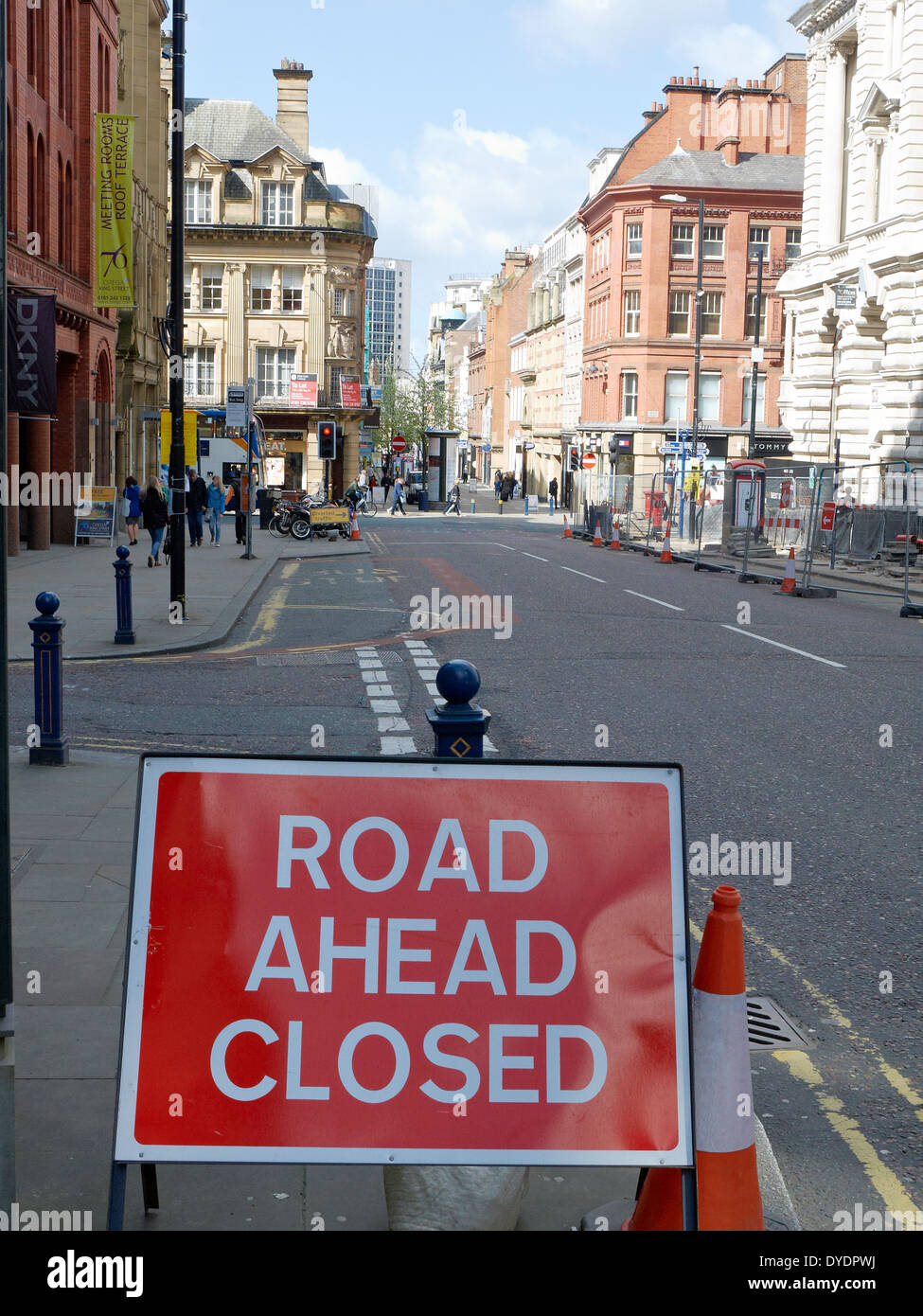 Strada chiusa segno di traffico in King Street Manchester REGNO UNITO Foto Stock