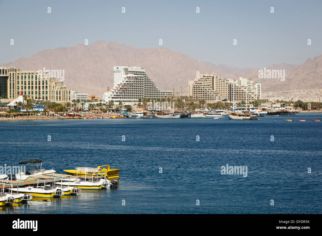 Vista sul mare rosso, la spiaggia e gli hotel di Eilat, Israele. Foto Stock