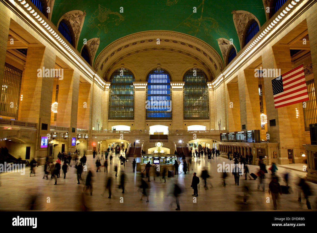 La gente si muove intorno alla Grand Central Station, New York. Foto Stock