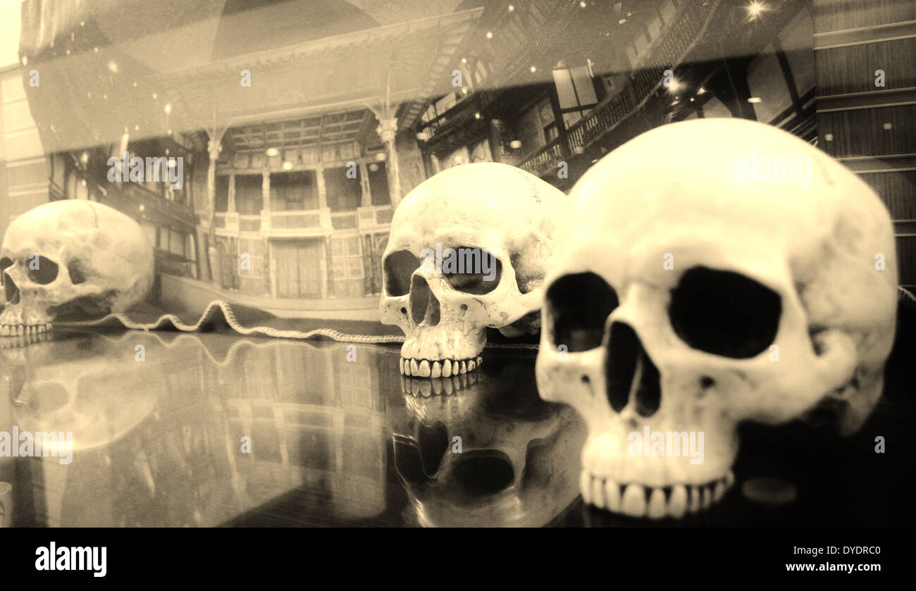 Shakespeare Globe Theatre, teschi sul display con la foto del teatro in background Foto Stock