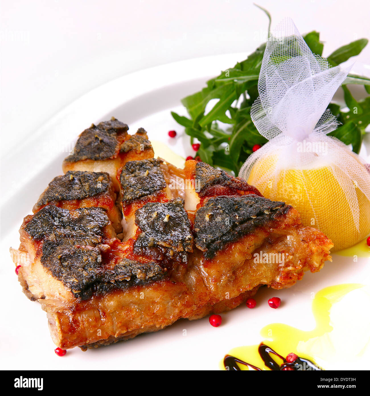 Frittura di pesce piatto slice con il limone Foto Stock