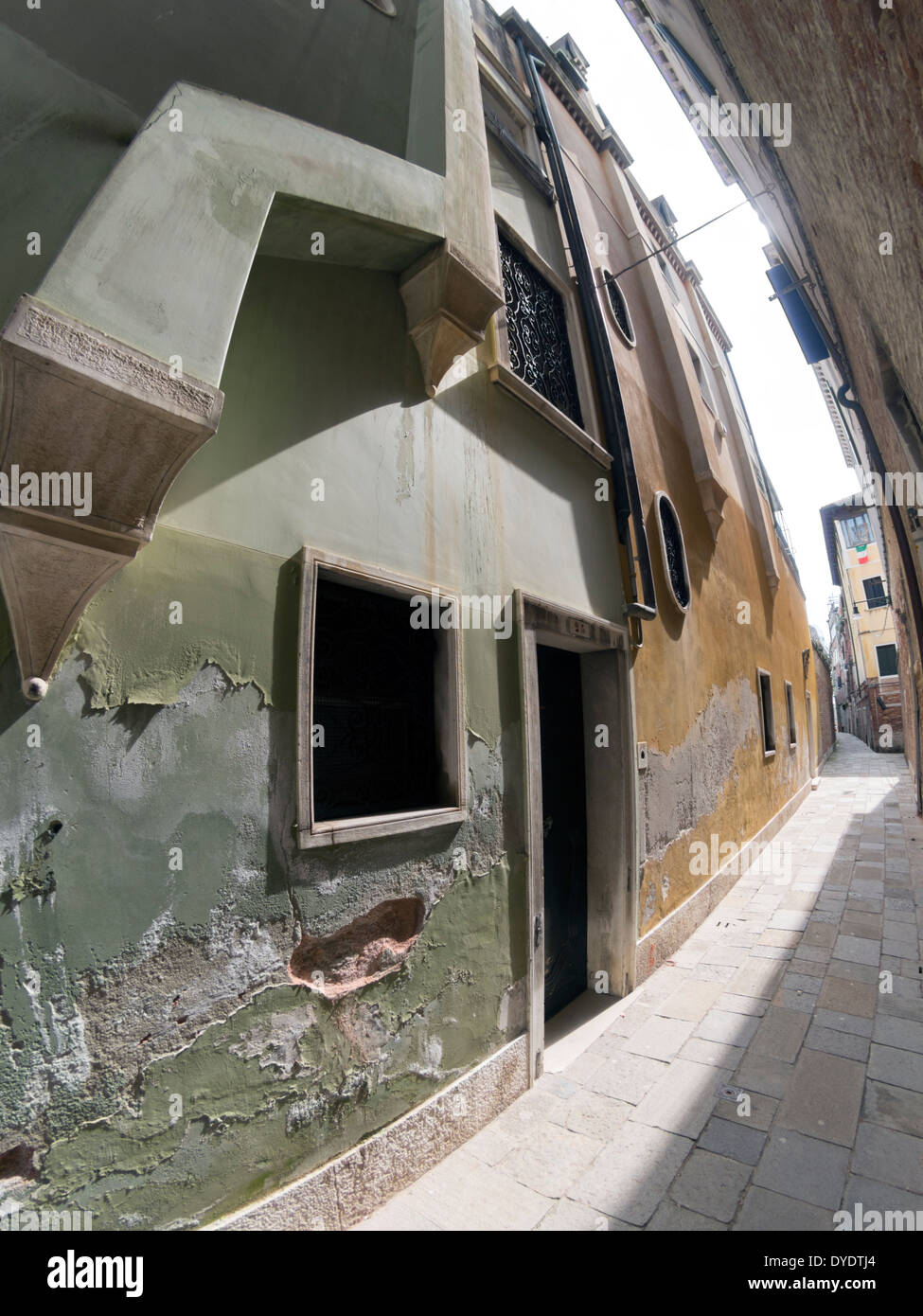 Sbriciolare edifici in basso su un lato della strada a Venezia, Italia Foto Stock