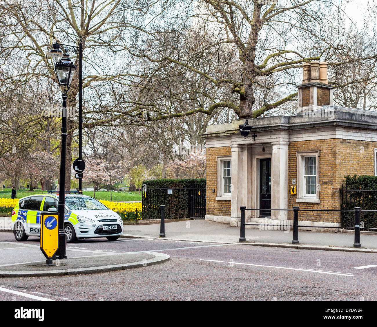 Stazione di polizia e auto della polizia - St.James Park, London, Regno Unito Foto Stock