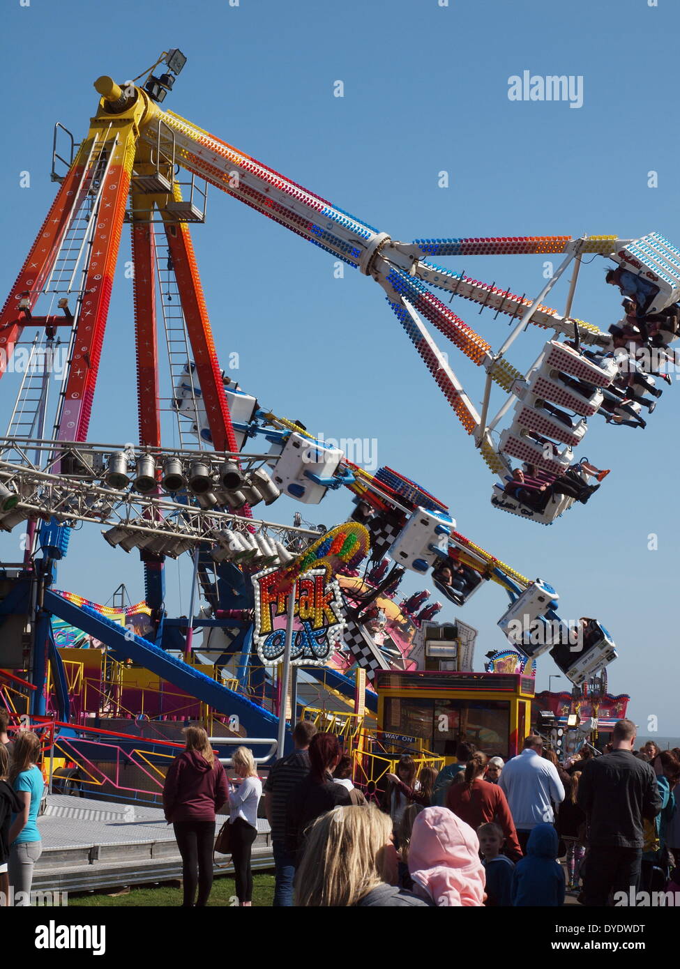 Newcastle Upon Tyne Regno Unito il 15 aprile 2014. Il pubblico in generale godendo le loro vacanze di Pasqua in città spagnola luna park sul link, Whitley Bay. Credito: James Walsh Alamy/Live News Foto Stock