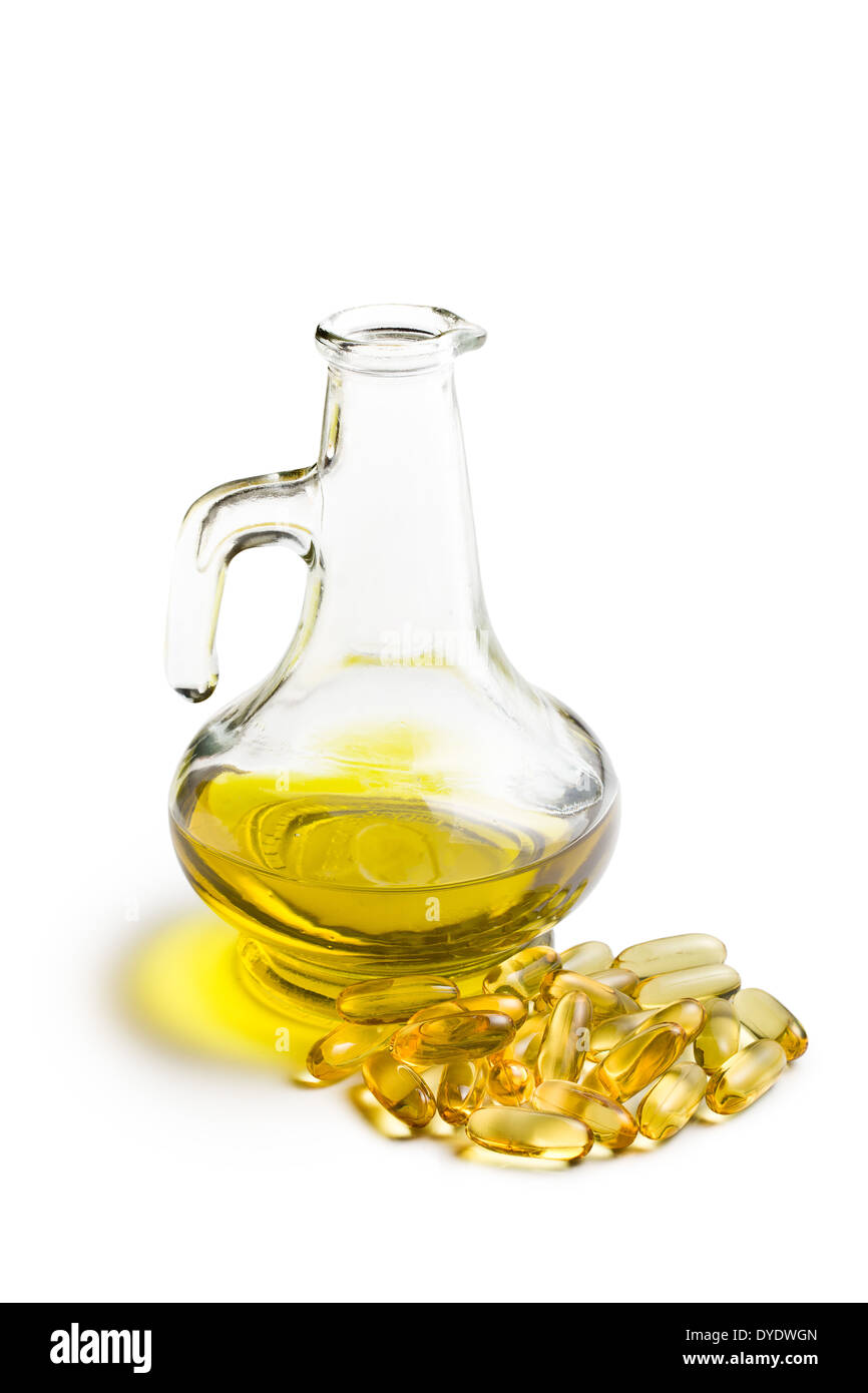 Olio di fegato di merluzzo. Le capsule di gel su sfondo bianco Foto Stock