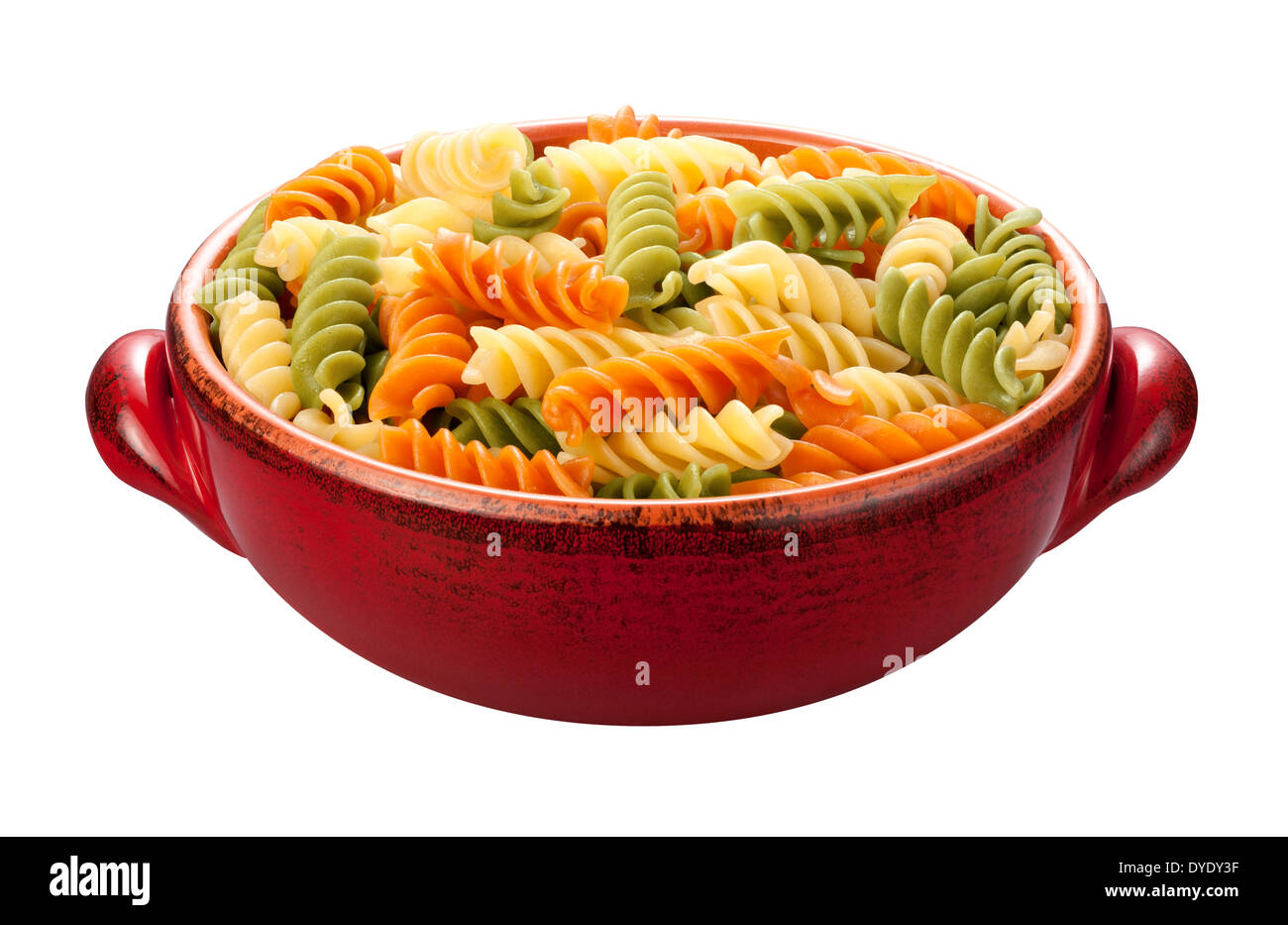 Rotini arcobaleno la pasta in un recipiente rosso, isolata su uno sfondo bianco. Foto Stock