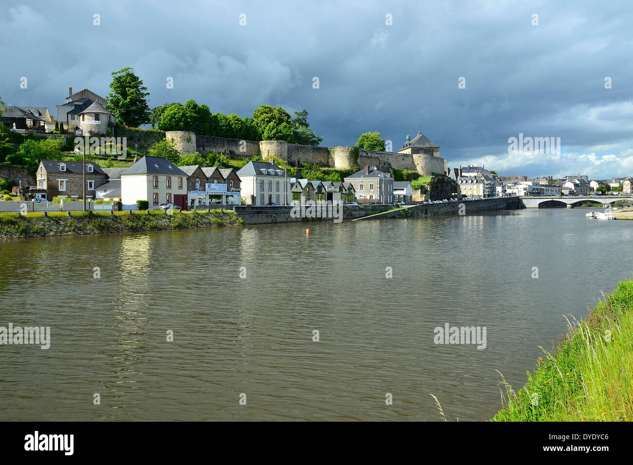 Città Mayenne, il castello e il fiume "La Mayenne' (Paese della Loira, Francia). Foto Stock