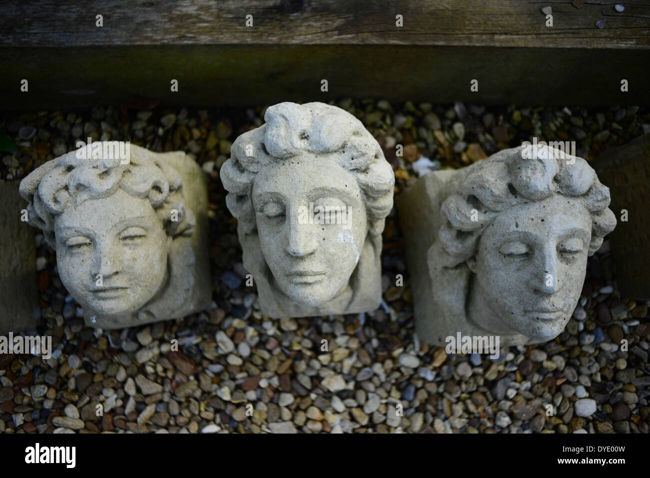 Facce di scultura per scopi decorativi giacente in un cantiere di muratori. Essi sono utilizzati per gli angoli e la decorazione esterna. Foto Stock