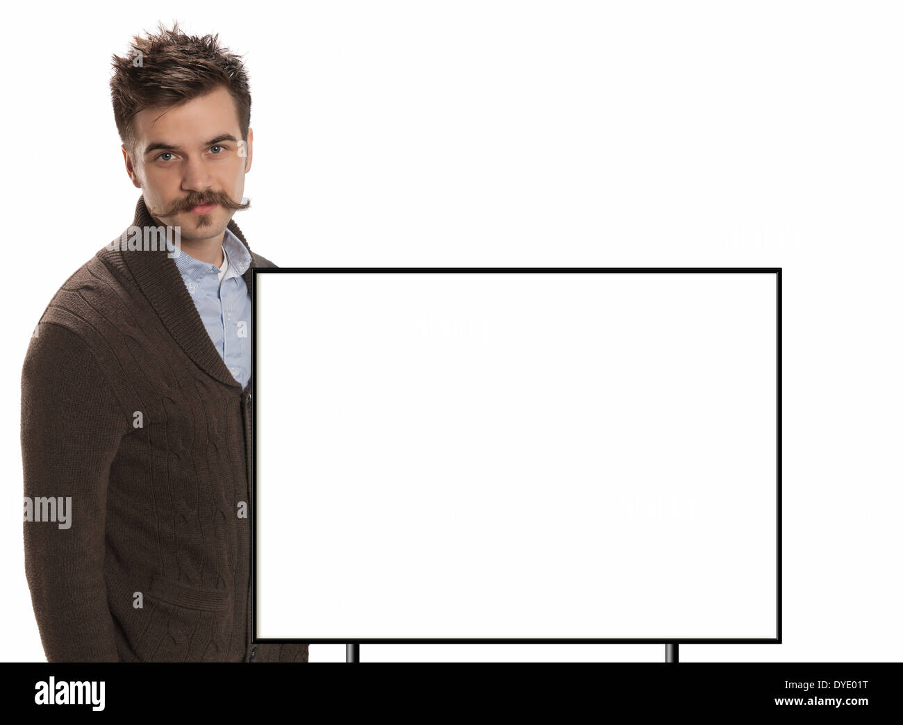 Fiducioso-cercando giovani l uomo sta dietro la piccola scheda bianco pronto a fare affari o presentazione didattica Foto Stock
