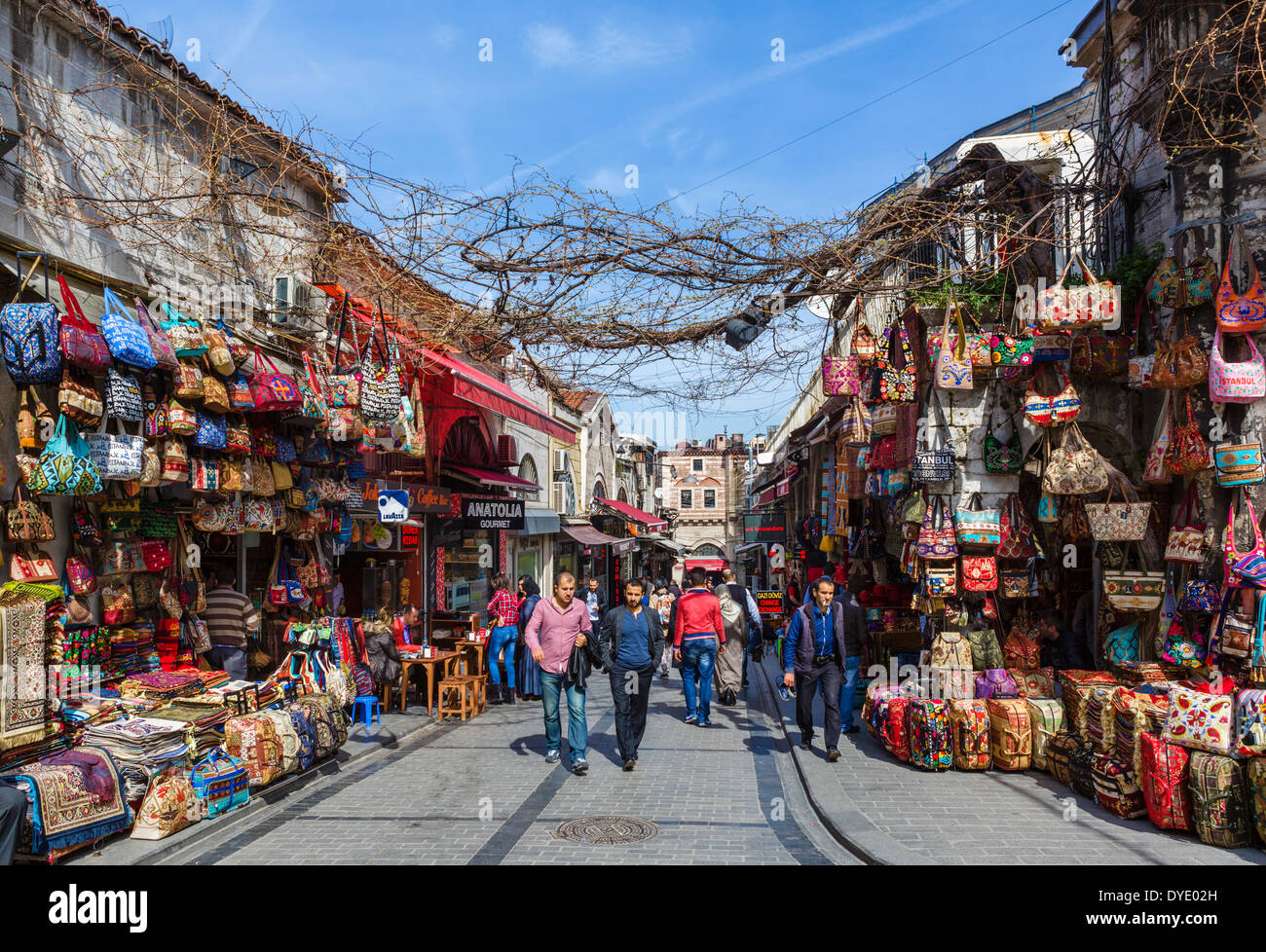 Negozi su Nuruosmaniye Caddesi fuori dal Grand Bazaar, Istanbul, Turchia Foto Stock