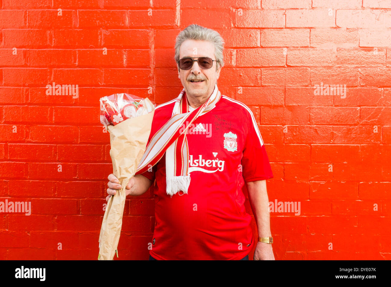 Anfield, Liverpool, Regno Unito. Il 15 aprile, 2014. Brian, un astrophyics studente a Liverpool Uni, è venuto ad Anfield per pagare i suoi rispetti al 96 morto 25 anni fa a Washington. Foto Stock