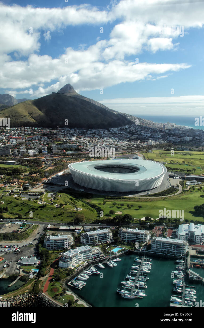 Vista aerea della testa di leone e il Soccer Stadium di Cape Town, Sud Africa. Foto Stock