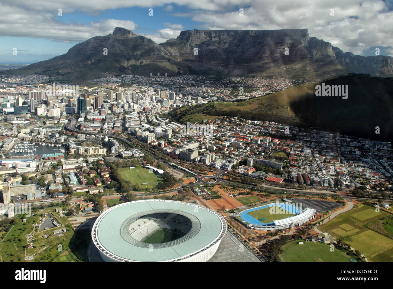 Vista aerea di Città del Capo e di Table Mountain, girato da un elicottero. Foto Stock