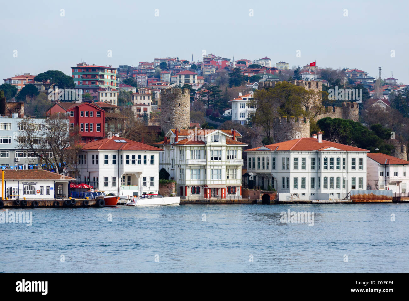Anadoluhisari dal ponte di una crociera sul Bosforo, Istanbul, Turchia Foto Stock