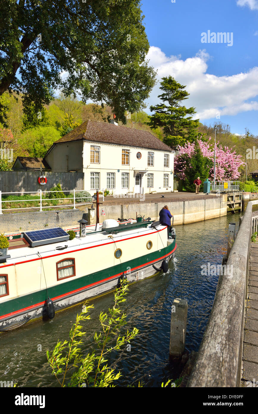 Barge entrando Marsh Lock sul Fiume Tamigi, Henley-on-Thames, Oxfordshire, Inghilterra che mostra la serratura custodi casa in primavera. Foto Stock Barge entrando Marsh Lock sul Fiume Tamigi, Henley-on-Thames, Oxfordshire, Inghilterra che mostra la serratura custodi casa in primavera. Foto Stock