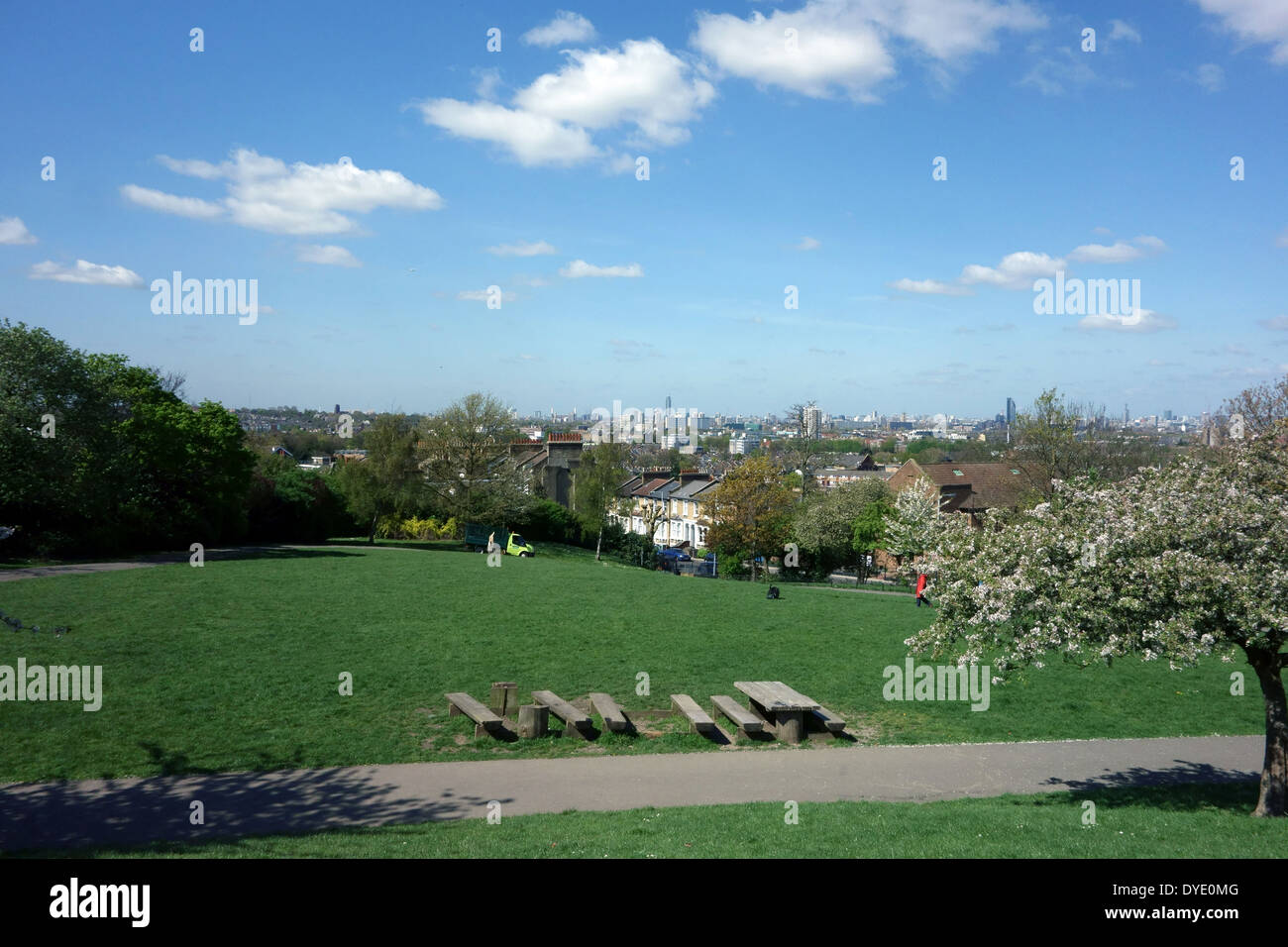 Vista nord dalla sommità della collina del telegrafo nel sud di Londra con Battersea Power Station su orizzonte Foto Stock