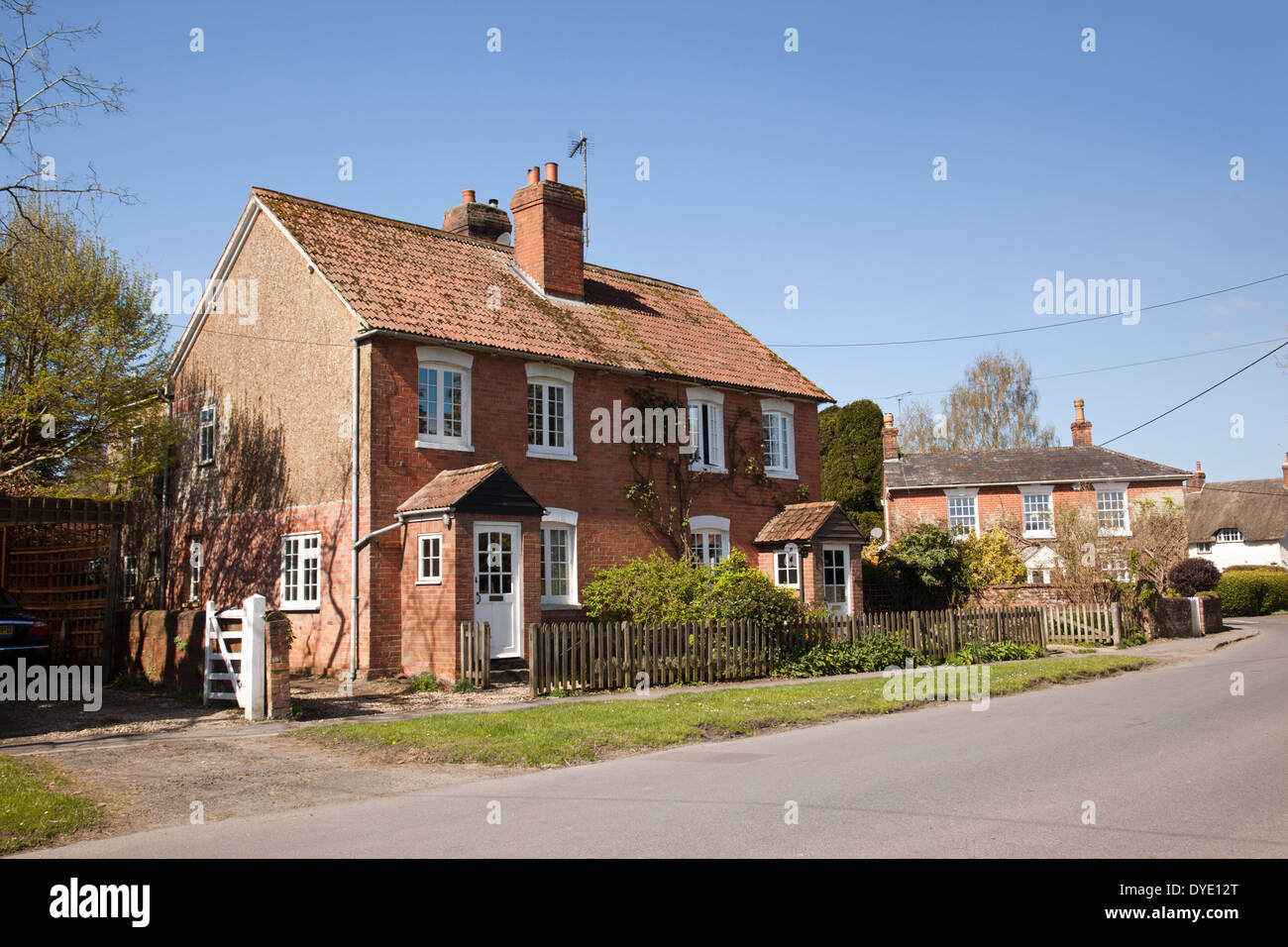 Case tradizionali in mattoni rossi nel villaggio di Urchfont, Wiltshire, Inghilterra, Regno Unito Foto Stock