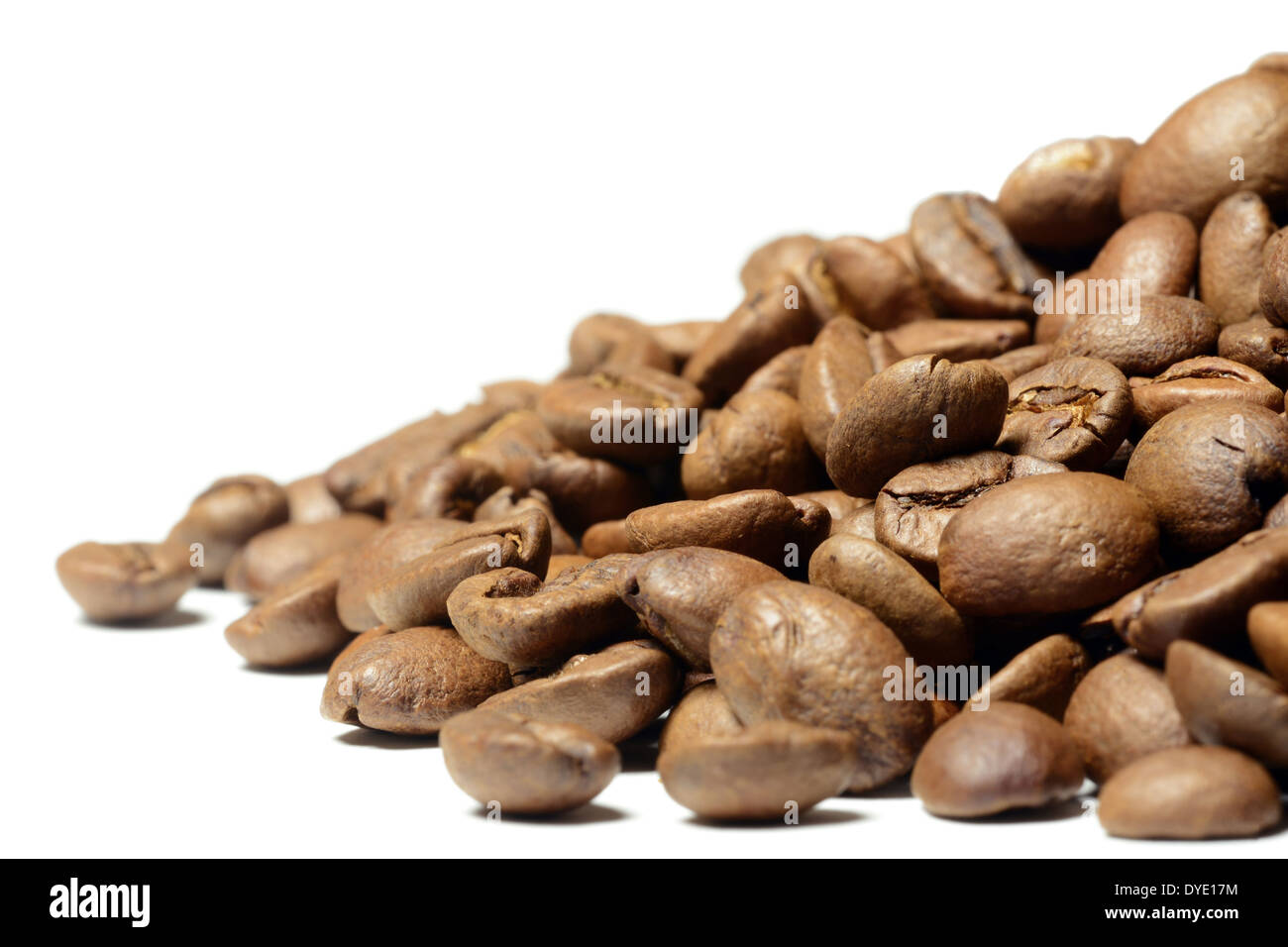 Colle di marrone a chicchi di caffè isolato su bianco Foto Stock
