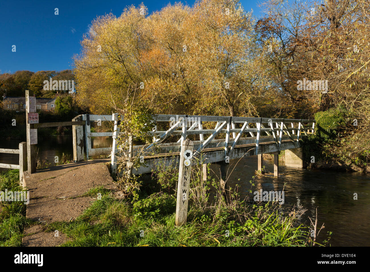 Una passerella di legno attraversa il fiume Nene a Waddenhoe, sulla rotta del Nene modo sentiero in oriente Northamptonshire, Inghilterra Foto Stock