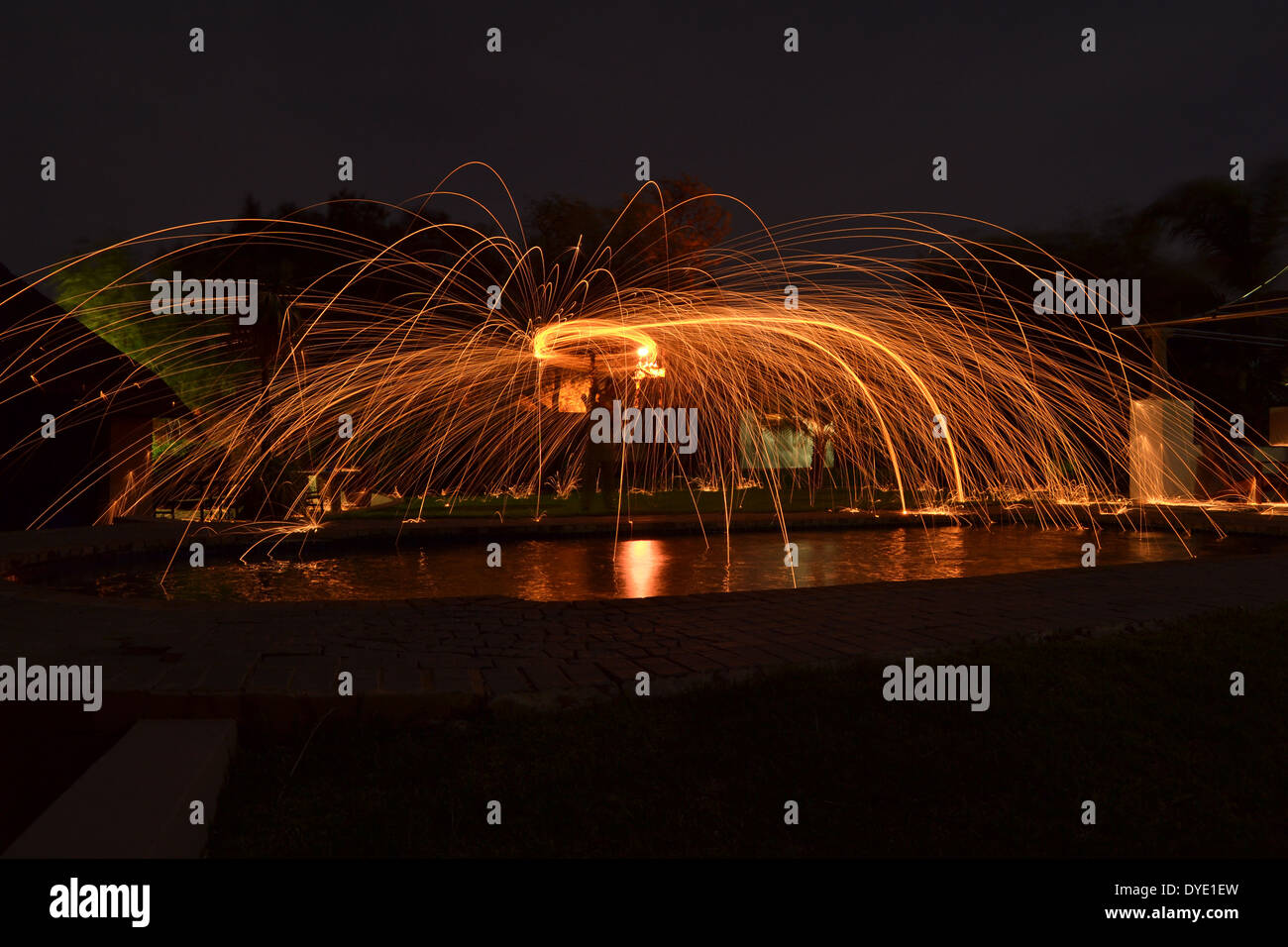 Bellezza, luci, fuochi d'artificio, Dipingere con la luce, piscina, nuotare Foto Stock