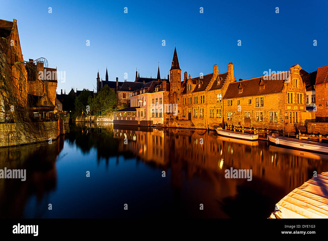 In Brugges al tramonto durante le ore di colore blu, puoi vedere la riflessione dell'edificio e la torre Foto Stock