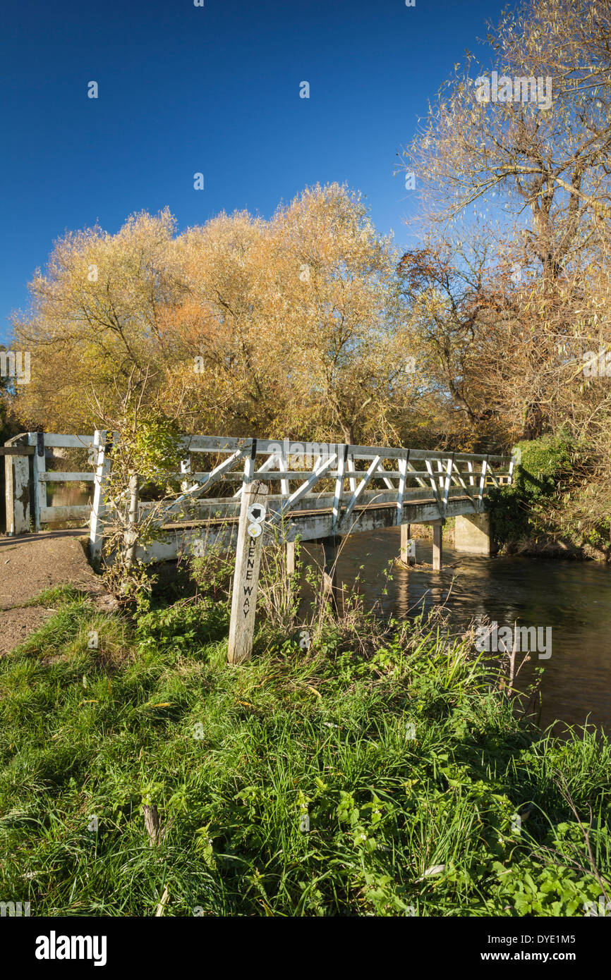 Una passerella di legno attraversa il fiume Nene a Waddenhoe, sulla rotta del Nene modo sentiero in oriente Northamptonshire, Inghilterra Foto Stock