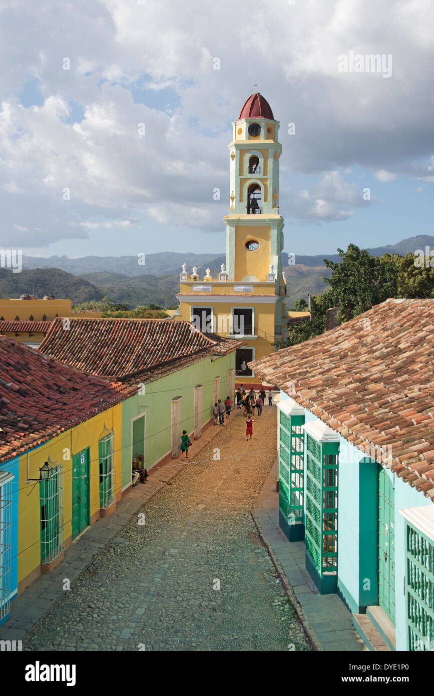 Calle Echerri Hernandez e la chiesa di San Francisco centro storico di Trinidad Sancti Spiritus Provincia Cuba Foto Stock