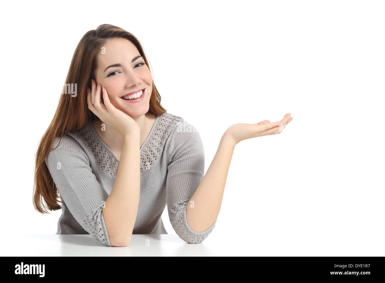 Donna felice presentando con mano aperta tenendo qualcosa di isolato in bianco su sfondo bianco Foto Stock