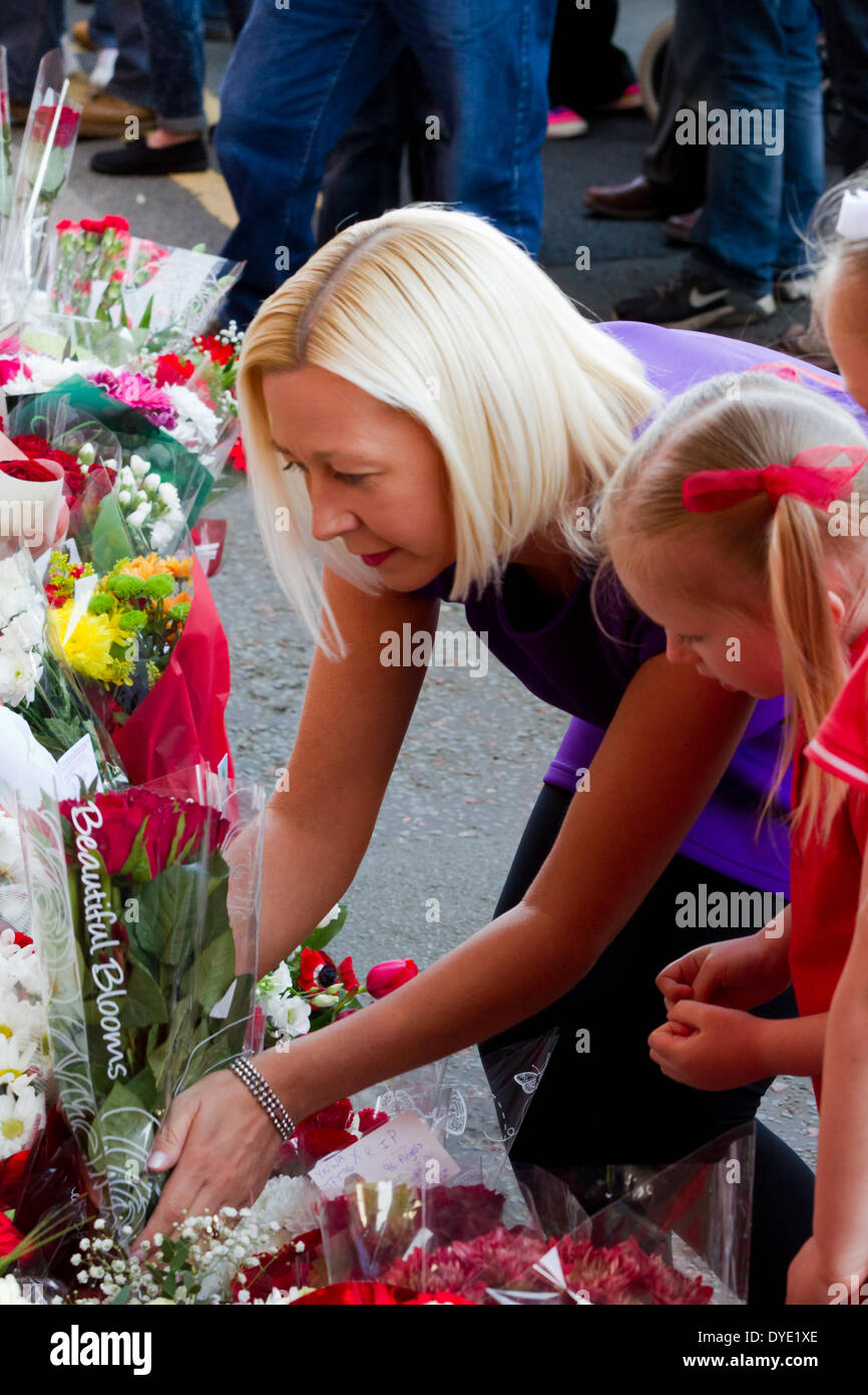 Liverpool, Regno Unito. Il 15 aprile 2014. Madre e figlia la posa di fiori all'Hillsborough Memorial, Anfield Credito: Martin acque/Alamy Live News Foto Stock