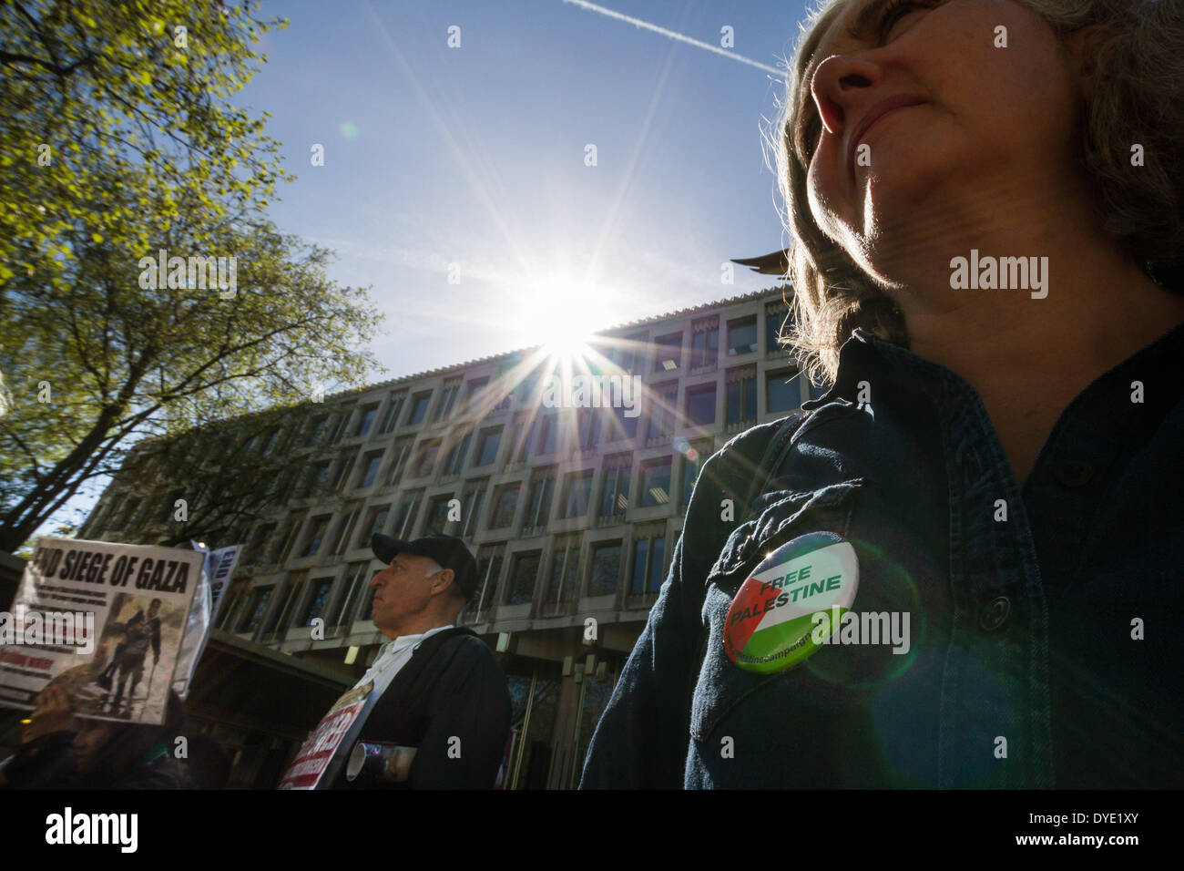 Londra, Regno Unito. Il 15 aprile 2014. Un gruppo di sostenitori palestinesi hanno protestato e si sono stretti al di fuori dell'Ambasciata degli Stati Uniti a Londra per coincidere con gli Stati Uniti Giorno fiscale. Credito: Guy Corbishley/Alamy Live News Foto Stock