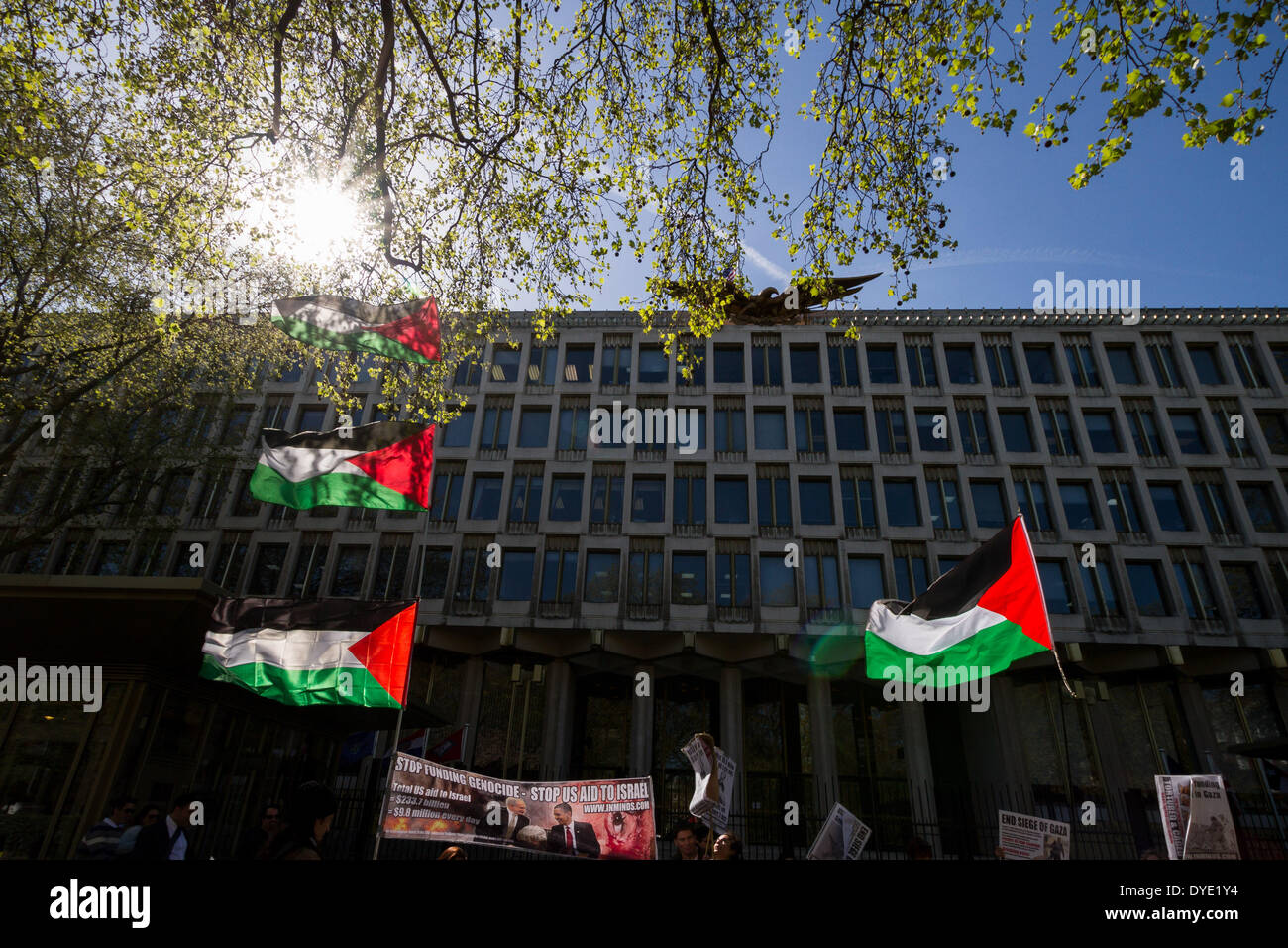 Londra, Regno Unito. Il 15 aprile 2014. Un gruppo di sostenitori palestinesi hanno protestato e si sono stretti al di fuori dell'Ambasciata degli Stati Uniti a Londra per coincidere con gli Stati Uniti Giorno fiscale. Credito: Guy Corbishley/Alamy Live News Foto Stock