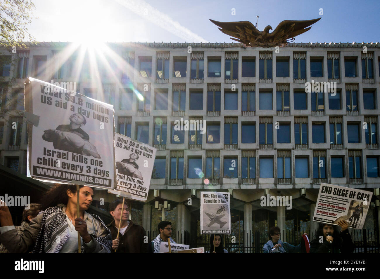 Londra, Regno Unito. Il 15 aprile 2014. Un gruppo di sostenitori palestinesi hanno protestato e si sono stretti al di fuori dell'Ambasciata degli Stati Uniti a Londra per coincidere con gli Stati Uniti Giorno fiscale. Credito: Guy Corbishley/Alamy Live News Foto Stock