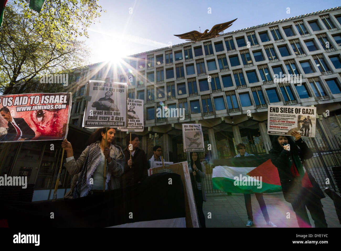 Londra, Regno Unito. Il 15 aprile 2014. Un gruppo di sostenitori palestinesi hanno protestato e si sono stretti al di fuori dell'Ambasciata degli Stati Uniti a Londra per coincidere con gli Stati Uniti Giorno fiscale. Credito: Guy Corbishley/Alamy Live News Foto Stock