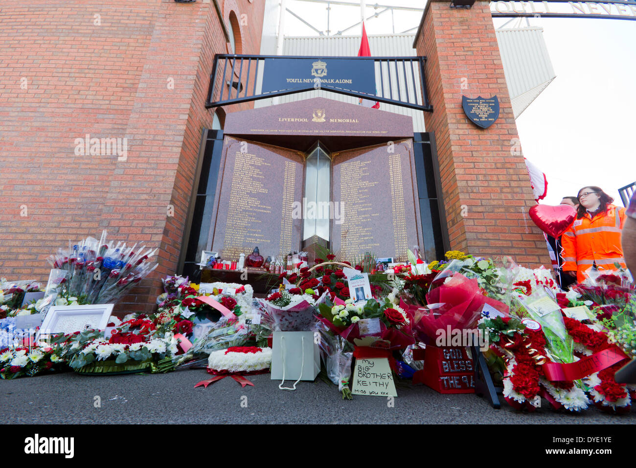 Liverpool, Regno Unito. Il 15 aprile 2014. Il Memoriale di Hillsborough ad Anfield con fiori lasciato dalla famiglia, amici ed appassionati di credito: Martin acque/Alamy Live News Foto Stock