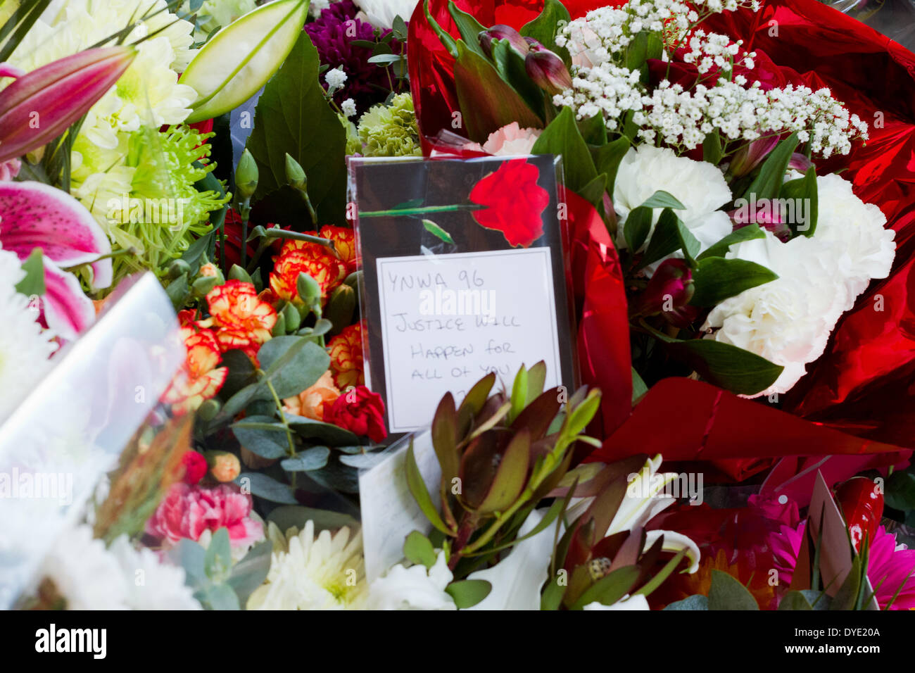 Liverpool, Regno Unito. Il 15 aprile 2014. Una scheda di simpatia a sinistra con fiori all'Hillsborough Memorial, Anfield Credito: Martin acque/Alamy Live News Foto Stock